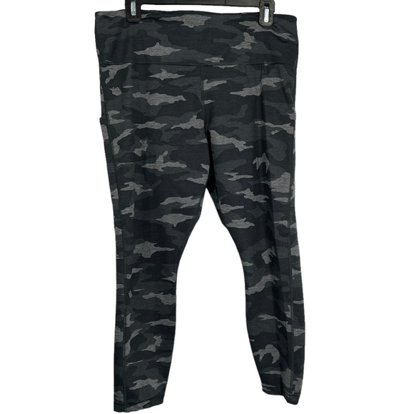Athleta Camo Ultimate Stash Pocket Printed Capri Leggings Women's XL - Picture 1 of 5